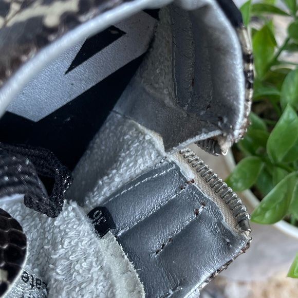 P448 John Side Zip White Snake Python Distressed Women's 36 US 6 - Picture 7 of 10